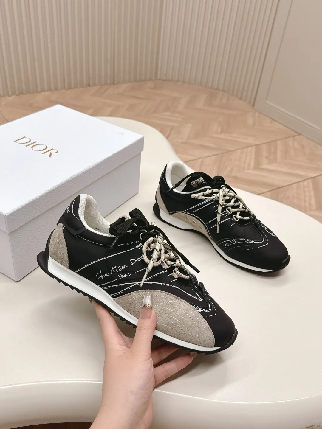 👟👟Ex-factory price 660👟👟 Dior sketch Dior spring and summer catwalk style graffiti sketch moral training shoes Forrest shoes. Original development. The most photographed item in the 25ss spring and summer show. This pair of shoes has changed the single design style of Forrest shoes in the previous impression. It retains the original shape. The details are very in line with the current fashion trend, but it also incorporates the manager's new understanding and retro feelings for Forrest shoes. The overall feeling is brand new. The material is a bit matte leather, full of retro style. It looks very high-end. The feeling on the foot is very convex. The upper foot is really good-looking and versatile. It can be worn with any style of clothes, pants and skirts. It looks good on anyone. Original combination outsole Size: 35-45